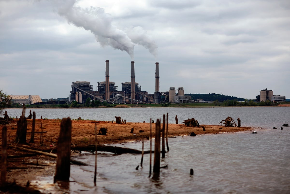 Texas power plants and chemical companies benefit as Trump eases pollution rules, experts say